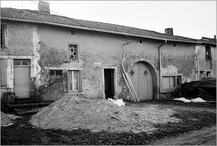 Ferme, élévation antérieure, ensemble trois quarts gauche.
