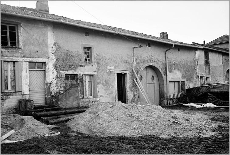 Ferme, élévation antérieure, ensemble trois quarts gauche.