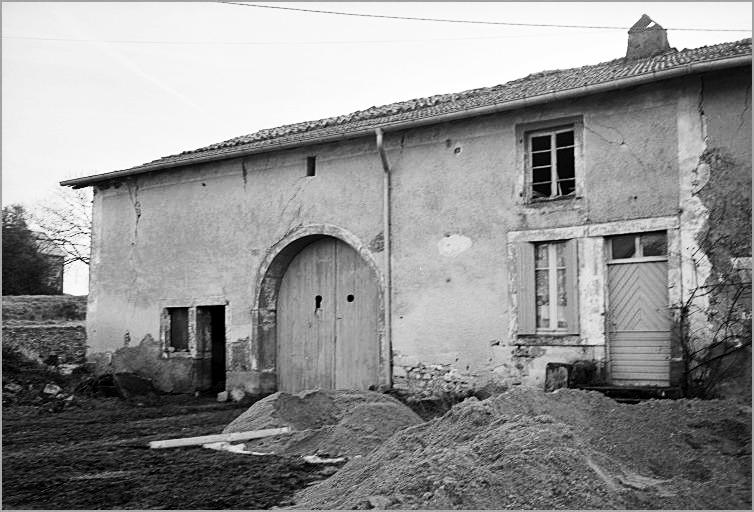 Ferme, élévation antérieure, ensemble trois quarts droit.