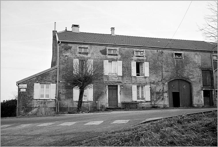 Ferme, élévation antérieure, ensemble trois quarts gauche.