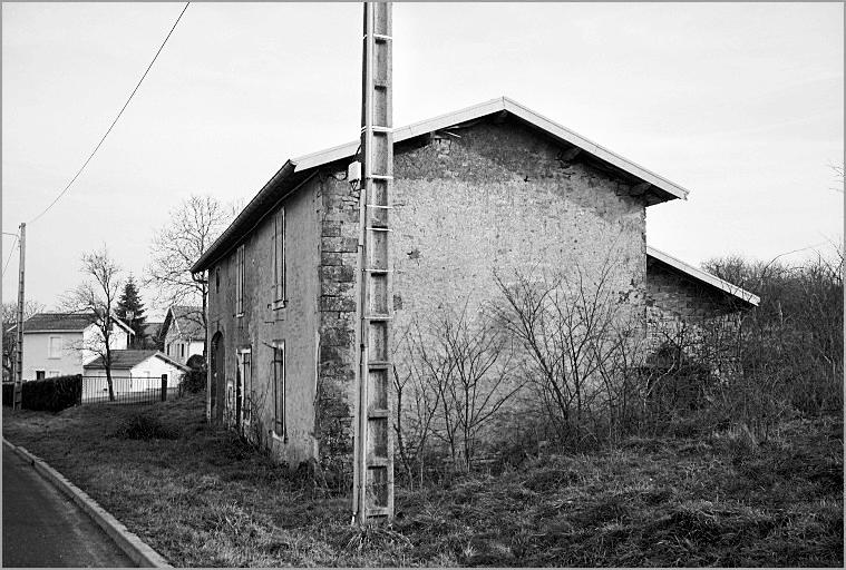 Ferme, élévation antérieure, ensemble trois quarts droit.