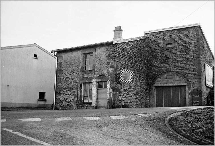 Ferme, élévation antérieure, ensemble trois quarts droit.
