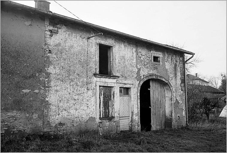 Ferme, élévation antérieure, ensemble trois quarts gauche.