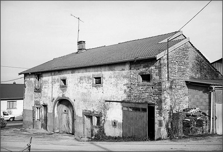 Ferme, élévation antérieure, ensemble trois quarts droit.