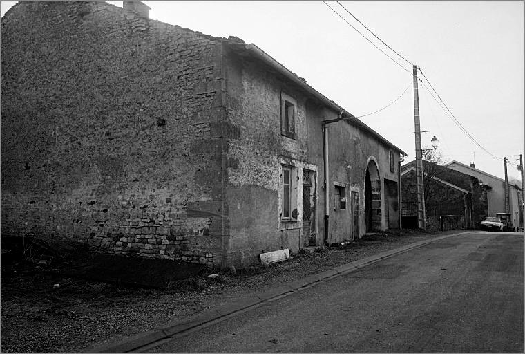 Ferme, élévation antérieure, ensemble trois quarts gauche.