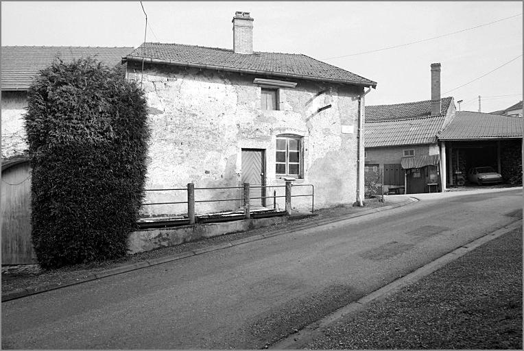 Ferme, élévation antérieure, ensemble trois quarts gauche.