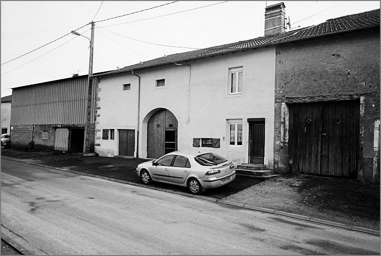 Ferme, élévation antérieure, ensemble trois quarts droit.