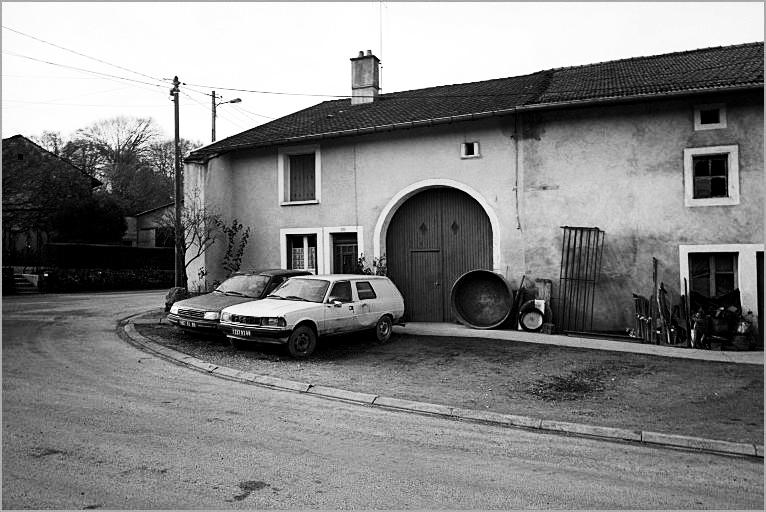 Ferme, élévation antérieure, ensemble trois quarts droit.