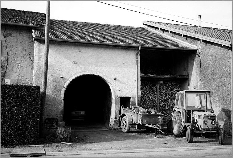 Ferme, élévation antérieure, ensemble trois quarts gauche.
