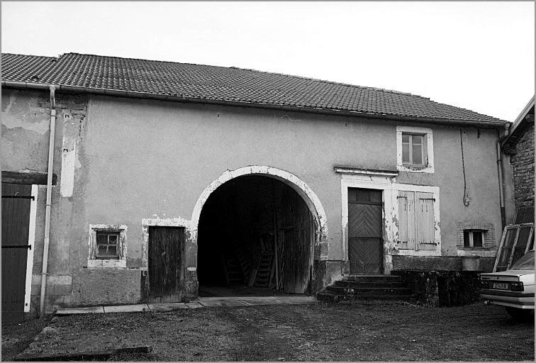 Ferme, élévation antérieure, ensemble trois quarts gauche.