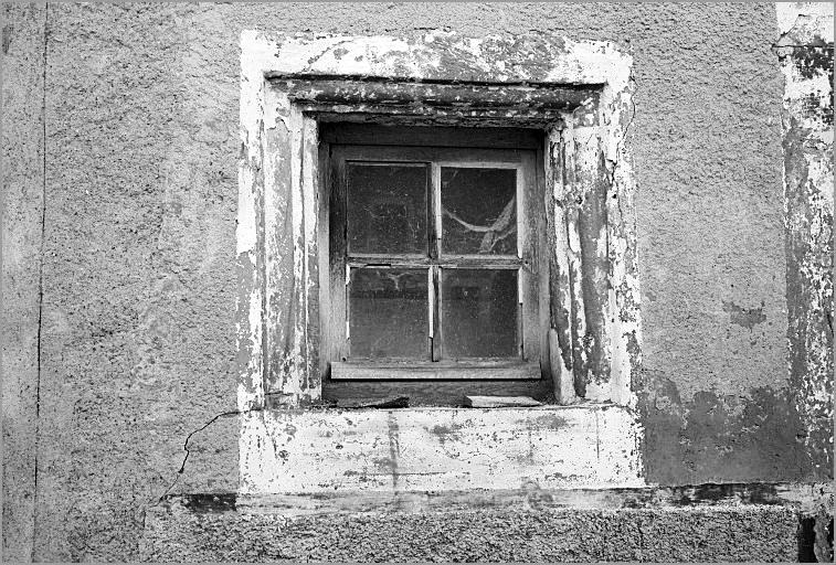 Ferme, élévation antérieure, petite fenêtre de l'étable, détail : mouluration, ensemble face.