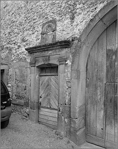 Ferme, élévation antérieure, porte piétonne et niche, ensemble trois quarts droit.