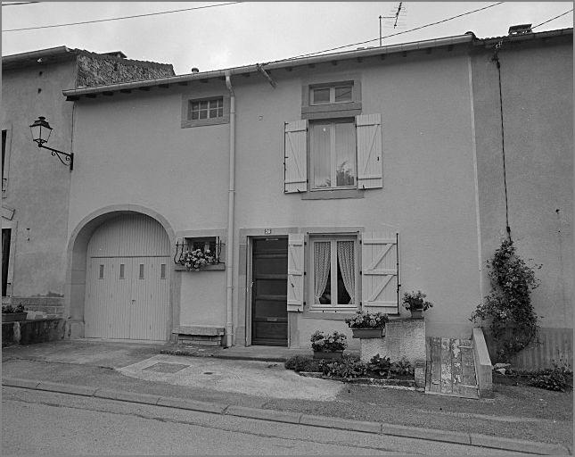 Ferme, élévation antérieure, ensemble trois quarts droit.