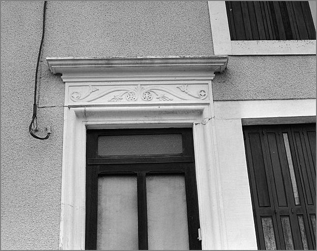 Ferme, élévation antérieure, porte piétonne, détail : linteau décoré, ensemble face.