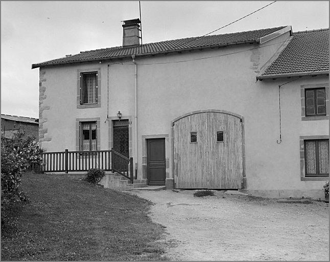 Ferme, élévation antérieure, ensemble trois quarts droit.