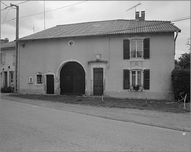 Ferme, élévation antérieure, ensemble trois quarts droit.
