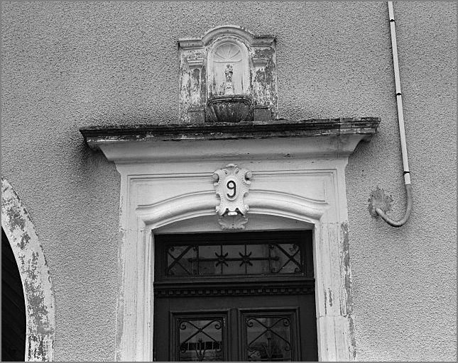 Ferme, élévation antérieure, porte piétonne et niche, ensemble face.