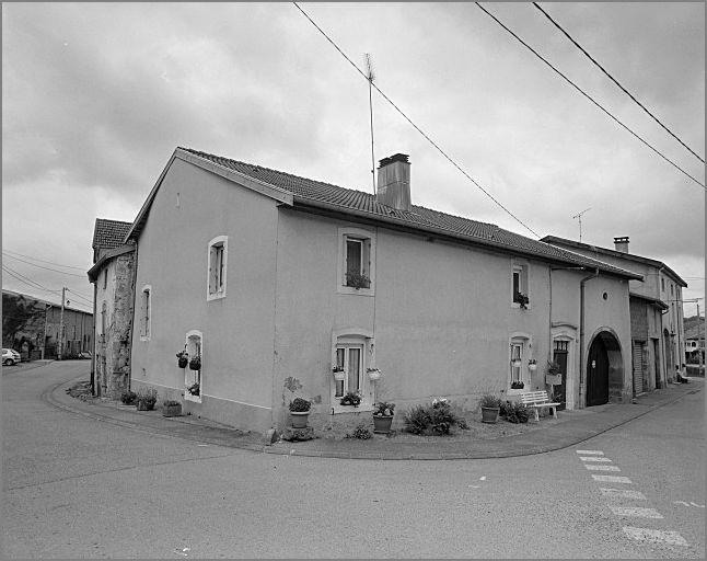 Ferme, élévation antérieure, ensemble trois quarts gauche.
