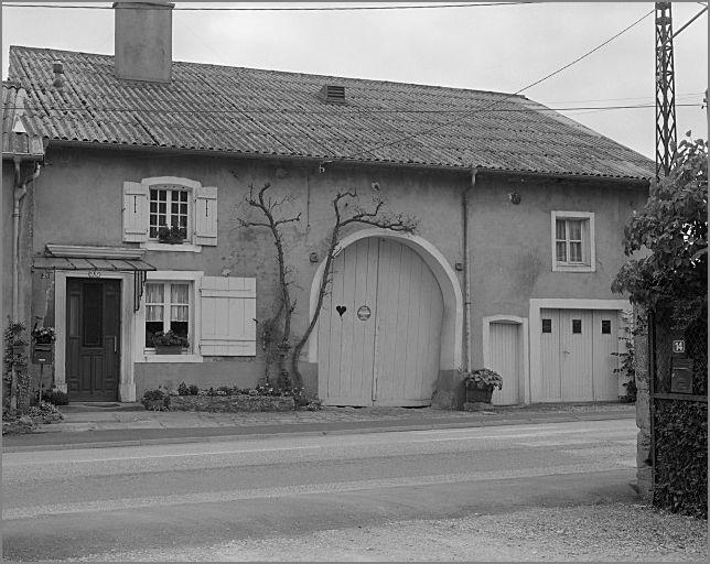 Ferme, élévation antérieure, ensemble trois quarts gauche.