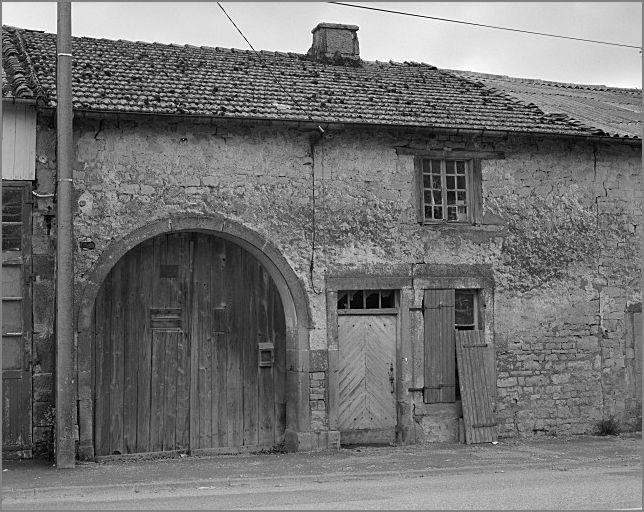 Ferme, élévation antérieure, ensemble trois quarts gauche.