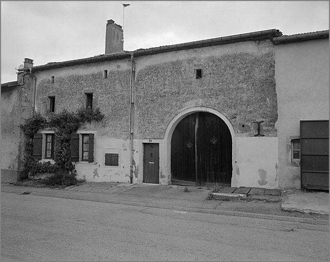 Ferme, élévation antérieure, ensemble trois quarts droit.