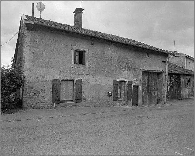 Ferme, élévation antérieure, ensemble trois quarts gauche.