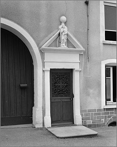 Ferme, élévation antérieure, porte piétonne et fronton, ensemble trois quarts gauche.