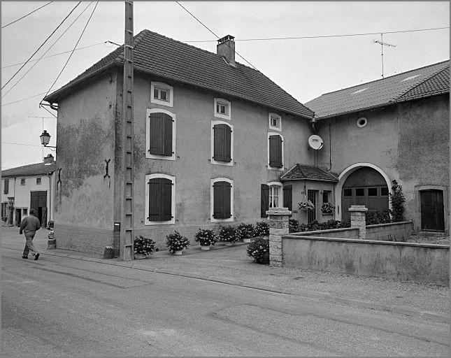 Ferme, élévation antérieure, ensemble trois quarts droit.