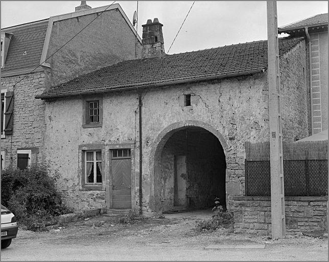 Ferme, élévation antérieure, ensemble trois quarts droit.