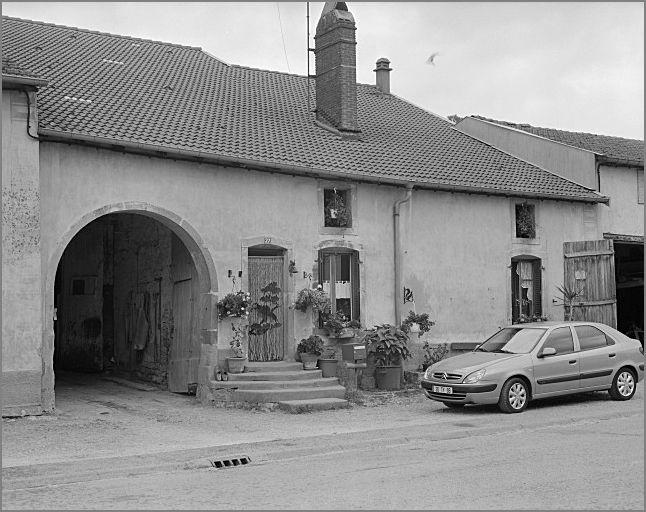 Ferme, élévation antérieure, ensemble trois quarts gauche.