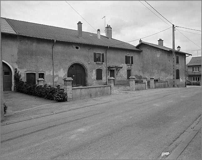 Ferme, élévation antérieure, ensemble trois quarts gauche.