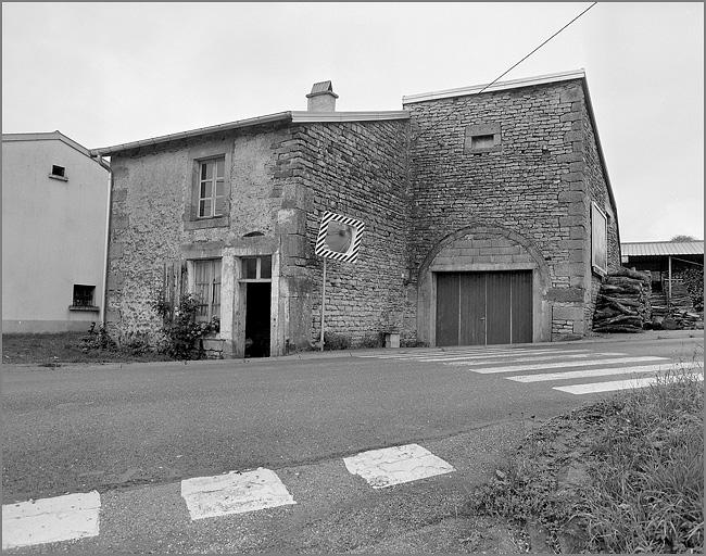 Ferme, élévation antérieure, ensemble trois quarts droit.