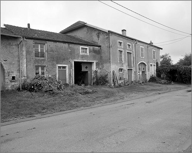 Ferme, élévation antérieure, ensemble trois quarts gauche.