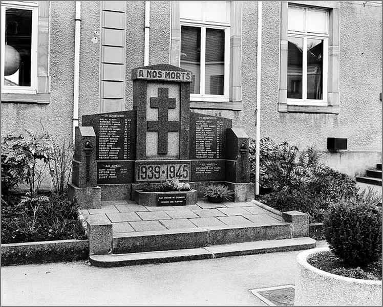 Provenchères-sur-Fave, Le Village, monument aux morts commémoratif de la guerre 1939-1945.