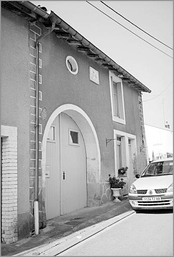 Ferme, élévation antérieure, ensemble trois quarts gauche.