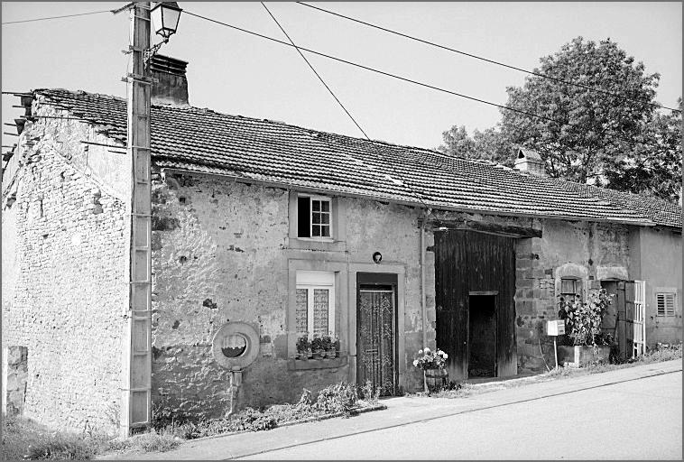 Ferme, élévation antérieure, ensemble trois quarts gauche.