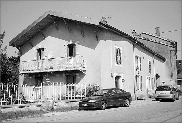 Ferme, élévation antérieure, ensemble trois quarts gauche.