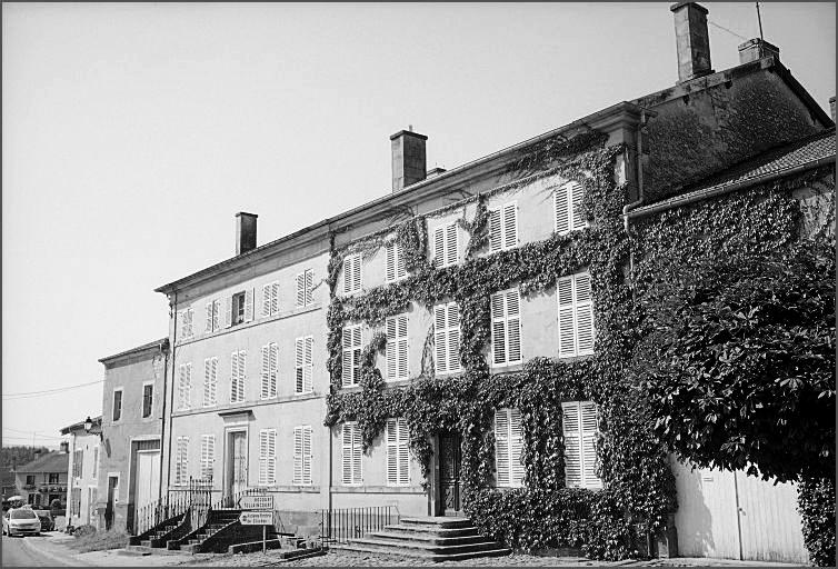 Maison, élévation antérieure, ensemble trois quarts droit.