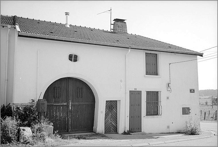 Ferme, élévation antérieure, ensemble trois quarts gauche.