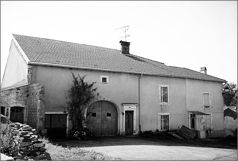 Ferme, élévation antérieure, ensemble trois quarts gauche.