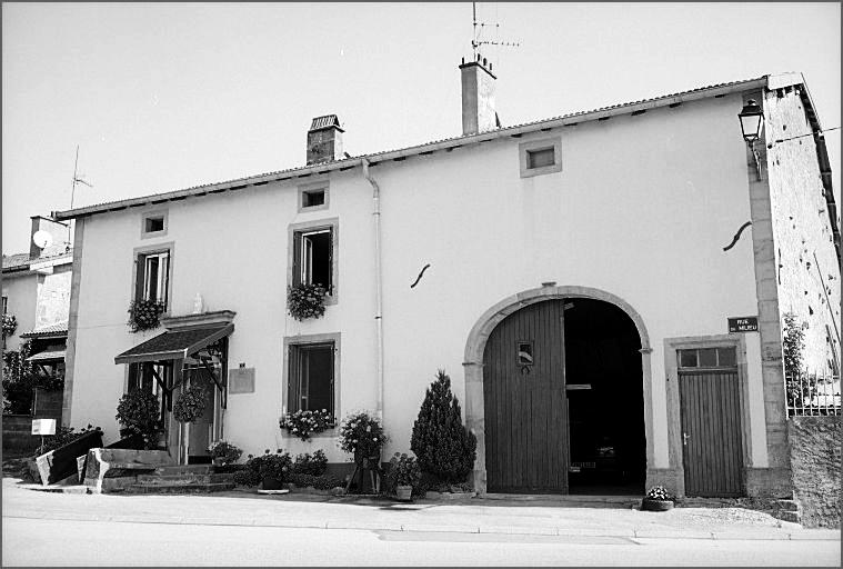 Ferme, élévation antérieure, ensemble trois quarts droit.