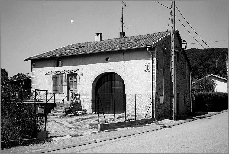 Ferme, élévation antérieure, ensemble trois quarts droit.