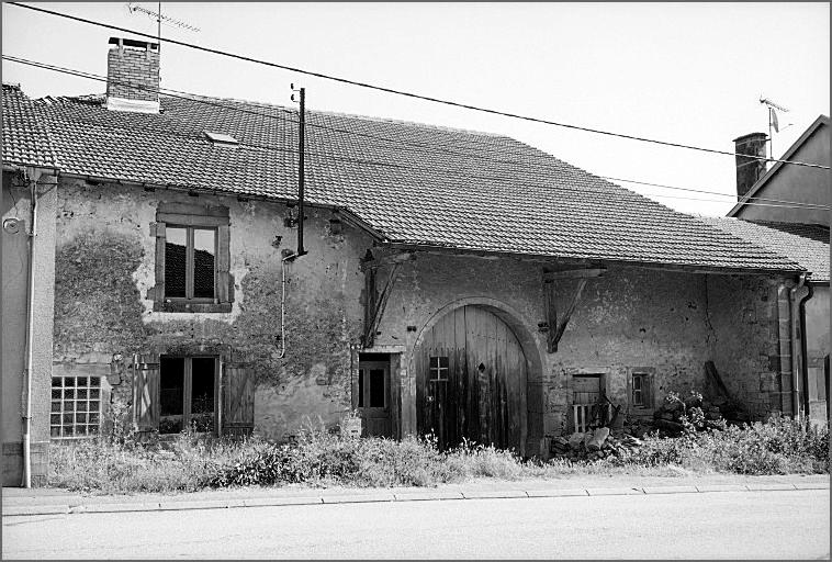 Ferme, élévation antérieure, ensemble trois quarts gauche.