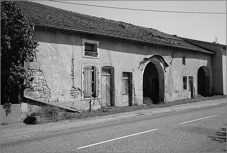 Ferme, élévation antérieure, ensemble trois quarts gauche.