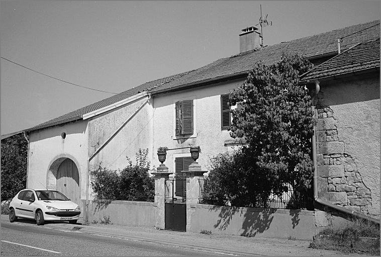 Ferme, élévation antérieure, ensemble trois quarts droit.