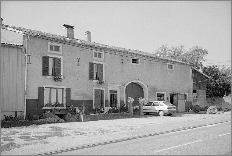 Ferme, élévation antérieure, ensemble trois quarts gauche.