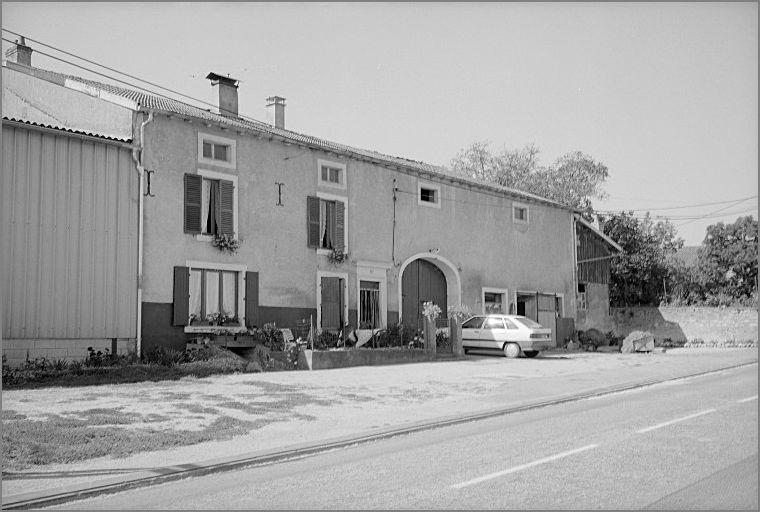 Ferme, élévation antérieure, ensemble trois quarts gauche.