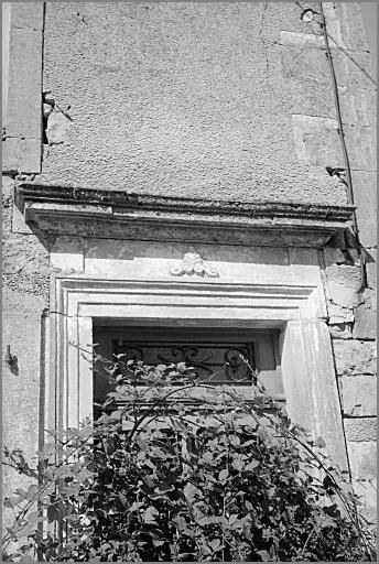 Ferme, élévation antérieure, porte piétonne, linteau décoré, ensemble trois quarts gauche.