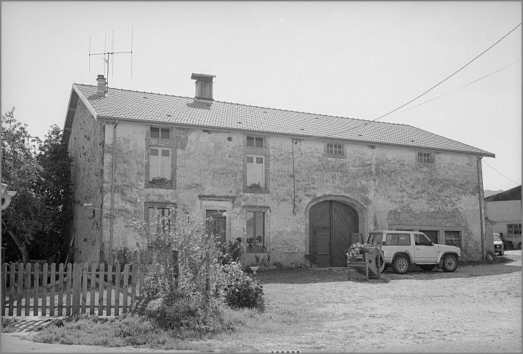 Ferme, élévation antérieure, ensemble trois quarts gauche.
