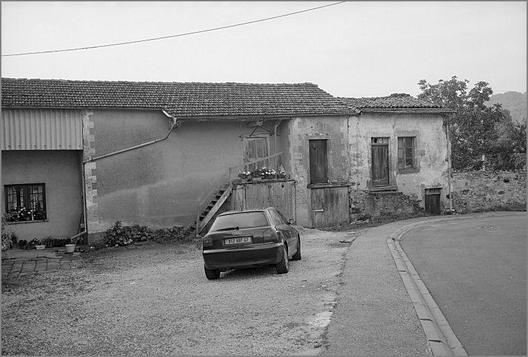 Maison de manouvrier, élévation antérieure, ensemble trois quarts gauche.